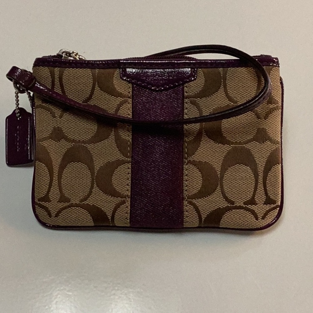 Coach Signature CC  Jacquard with Purple Trim Wristlet F52281 *New Without Tags